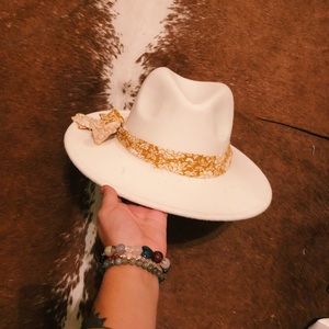 Wide brim clean white hat ✨